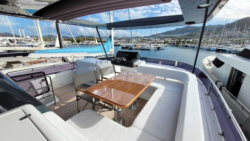 Dining area on flybridge