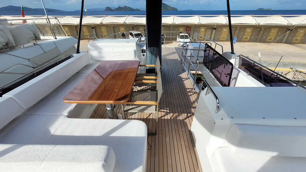 Dining area on flybridge