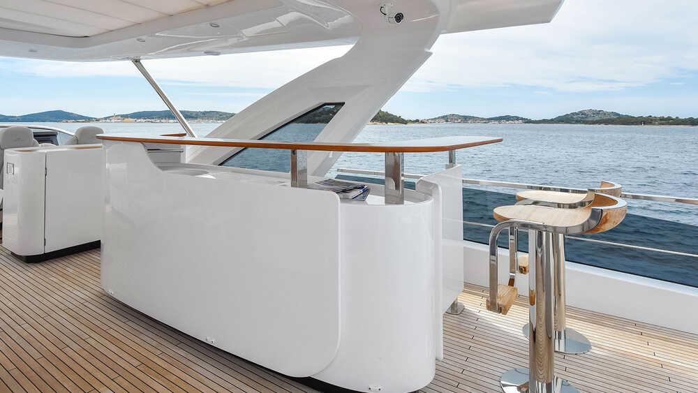 American bar on flybridge with two stools