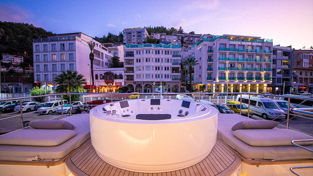 Jacuzzi on aft flybridge