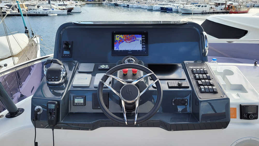 Helm station on flybridge