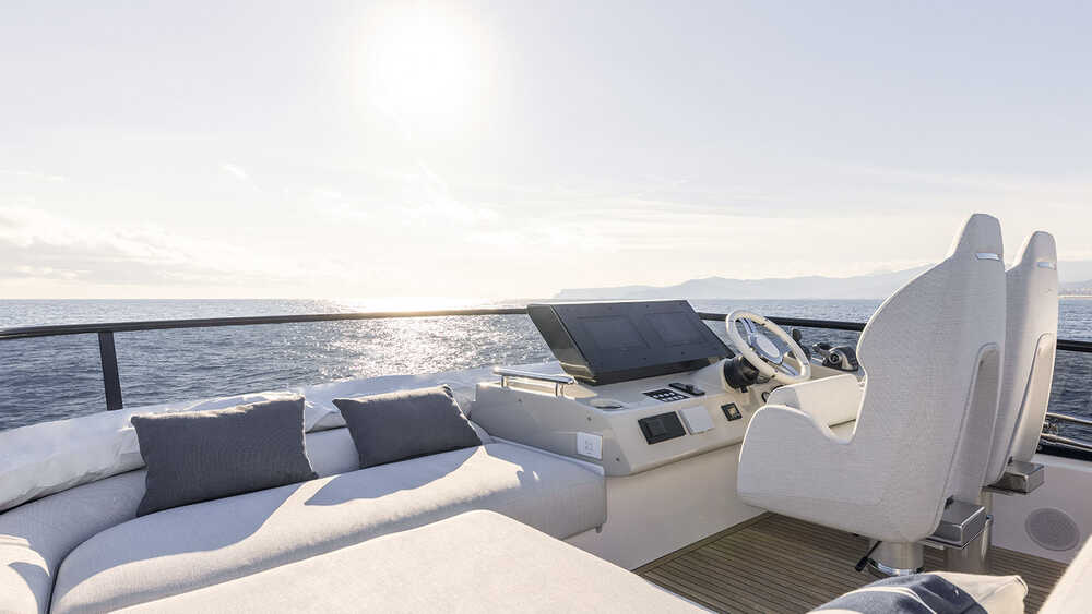 Helm station on flybridge