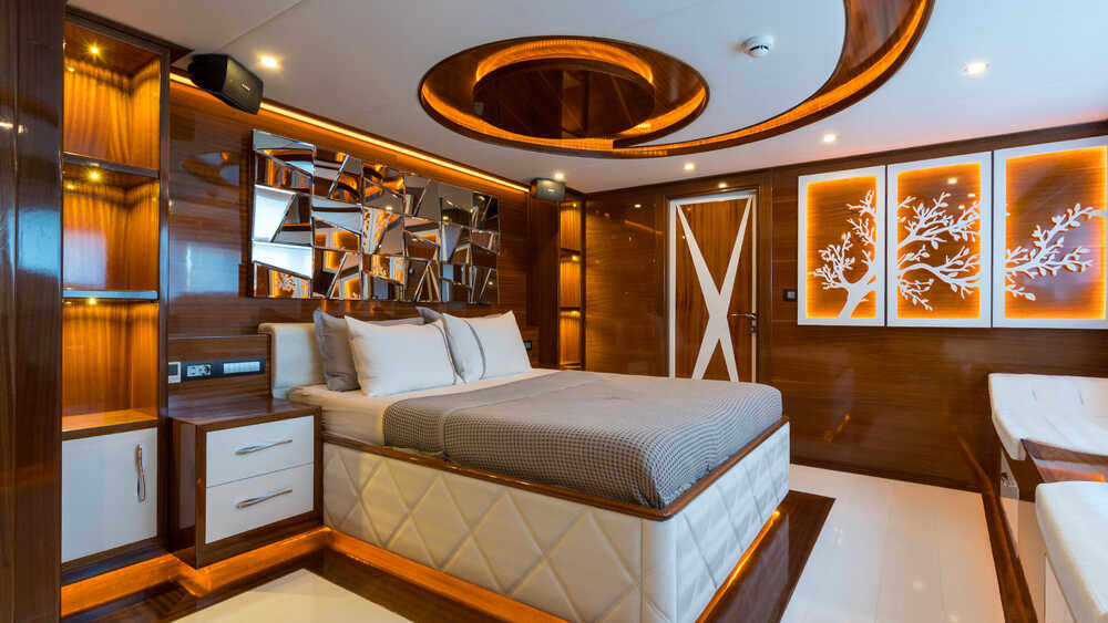Front double guest cabin
