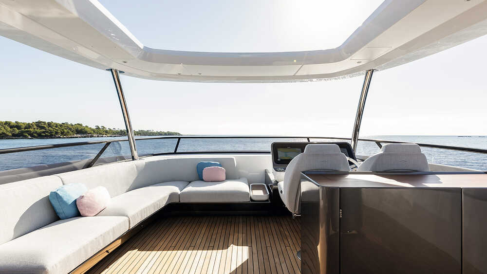Helm station on flybridge