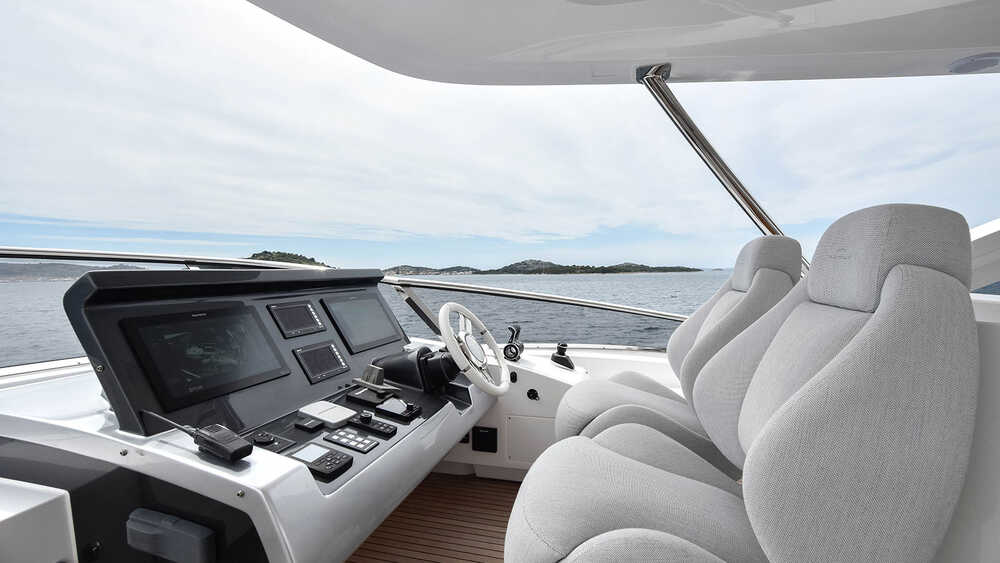 Helm station on flybridge