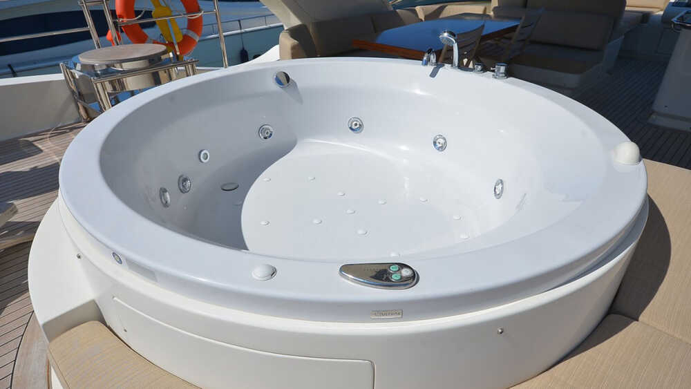 Jacuzzi on flybridge