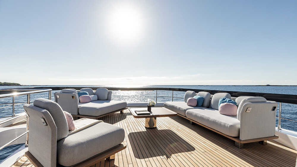 Lounge area on aft flybridge