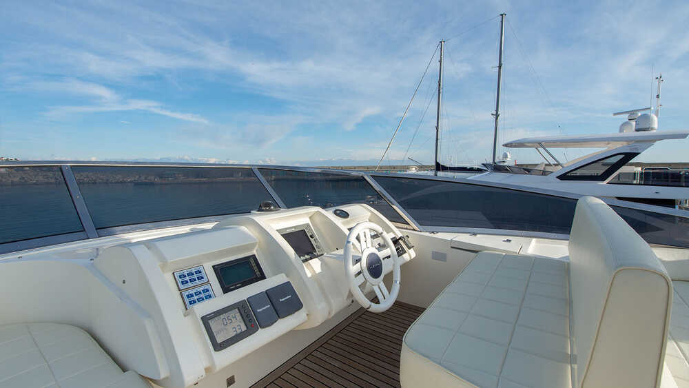 Helm station on flybridge