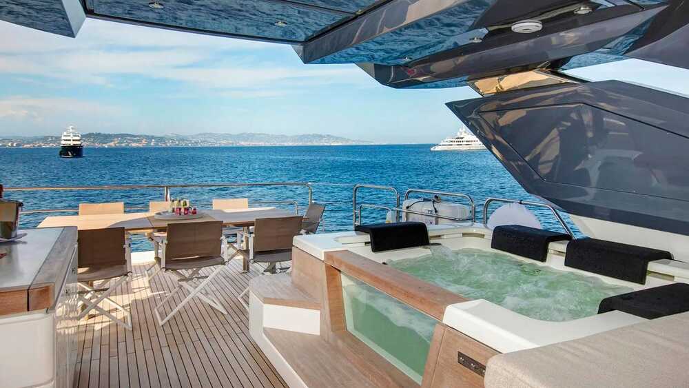 Flybridge jacuzzi
