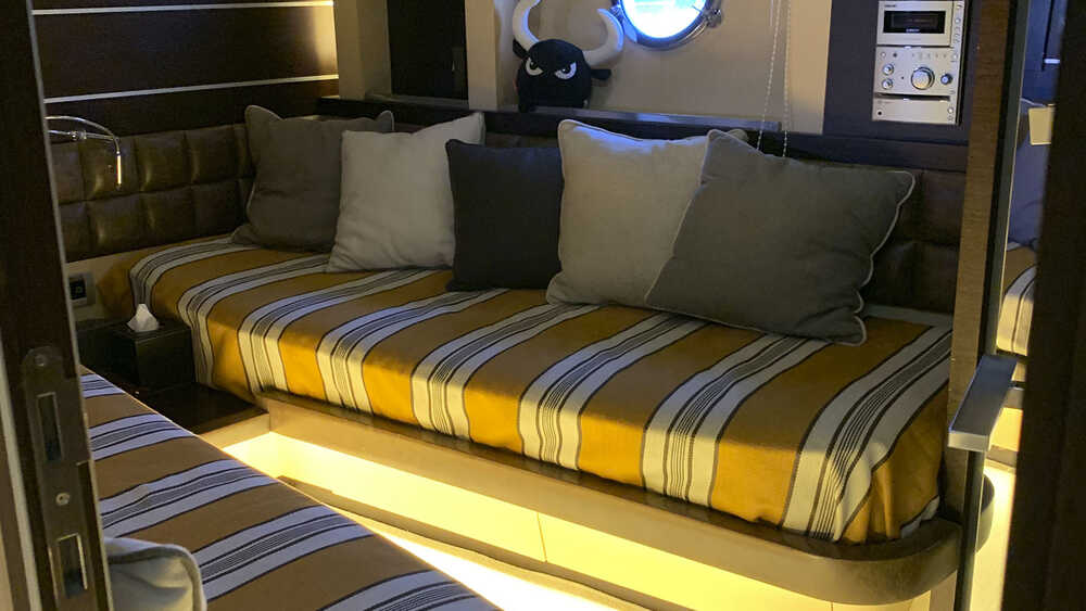Guest stateroom Azimut 86S