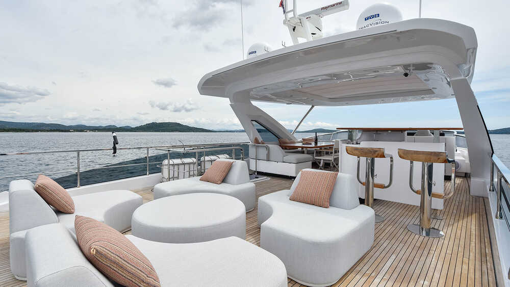 Lounge area on aft flybridge