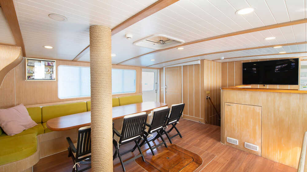 Saloon dining
