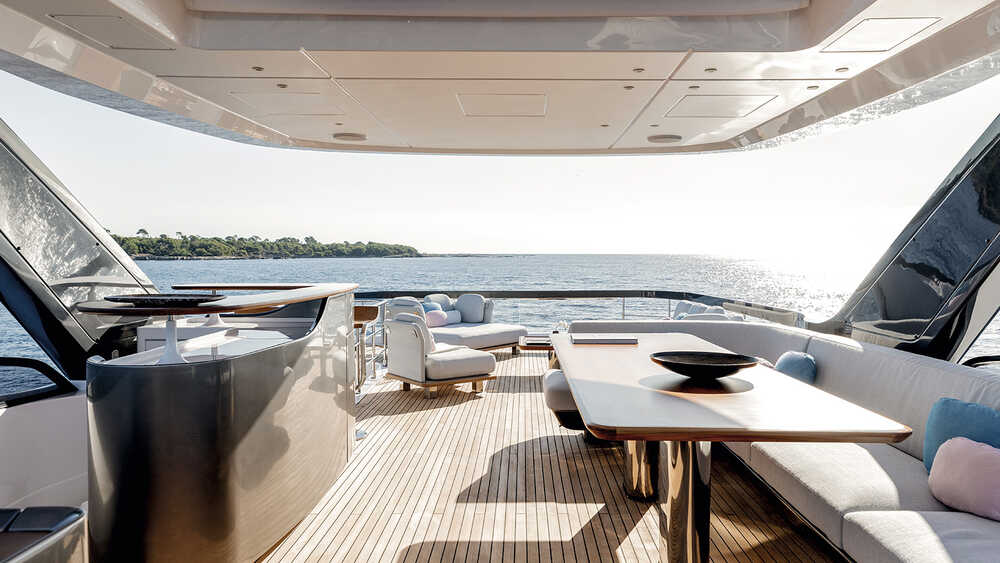 Dining area on flybridge