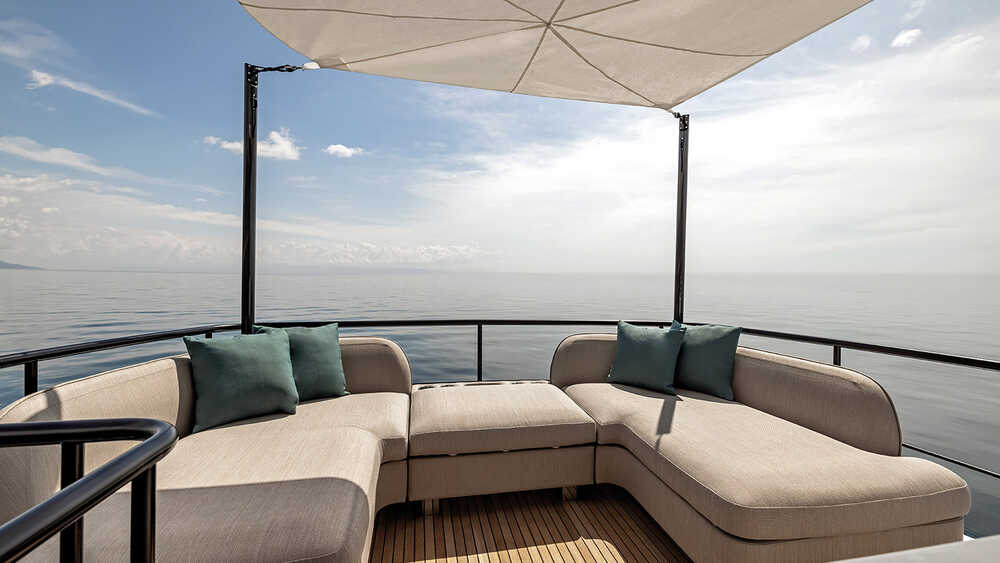 Lounge area on aft flybridge