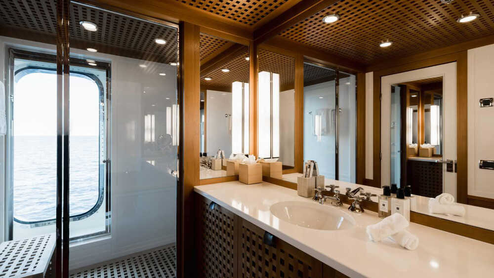 Main Deck - Double Port Cabin 2 Bathroom