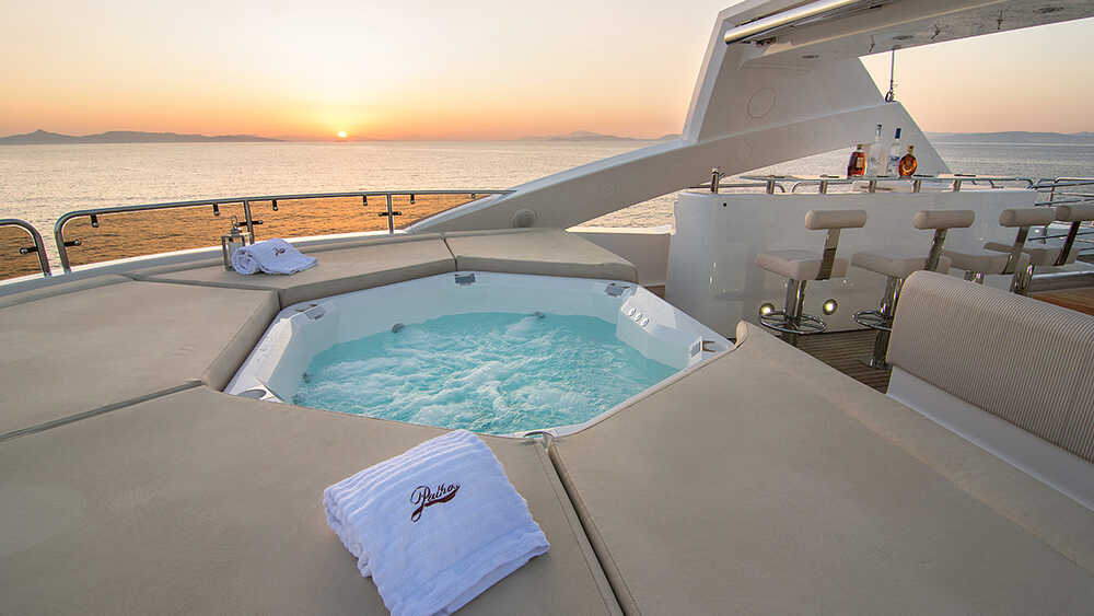 Large jacuzzi on sky deck