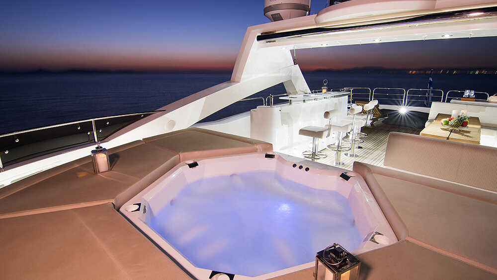 Large jacuzzi on sky deck