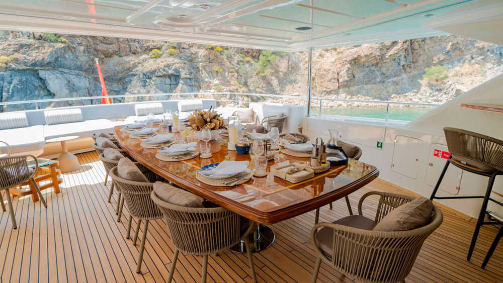 Upper deck dining