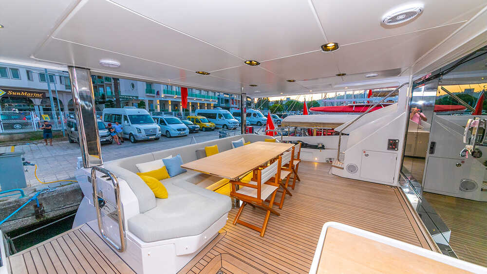 Cockpit with dining area