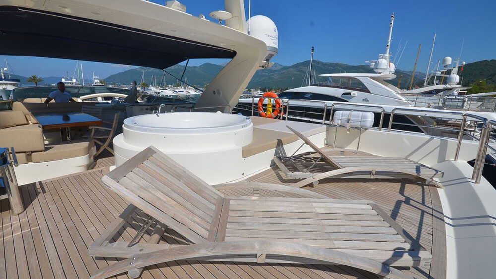 Sunbathing area on flybridge