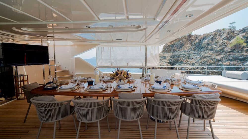 Upper deck dining