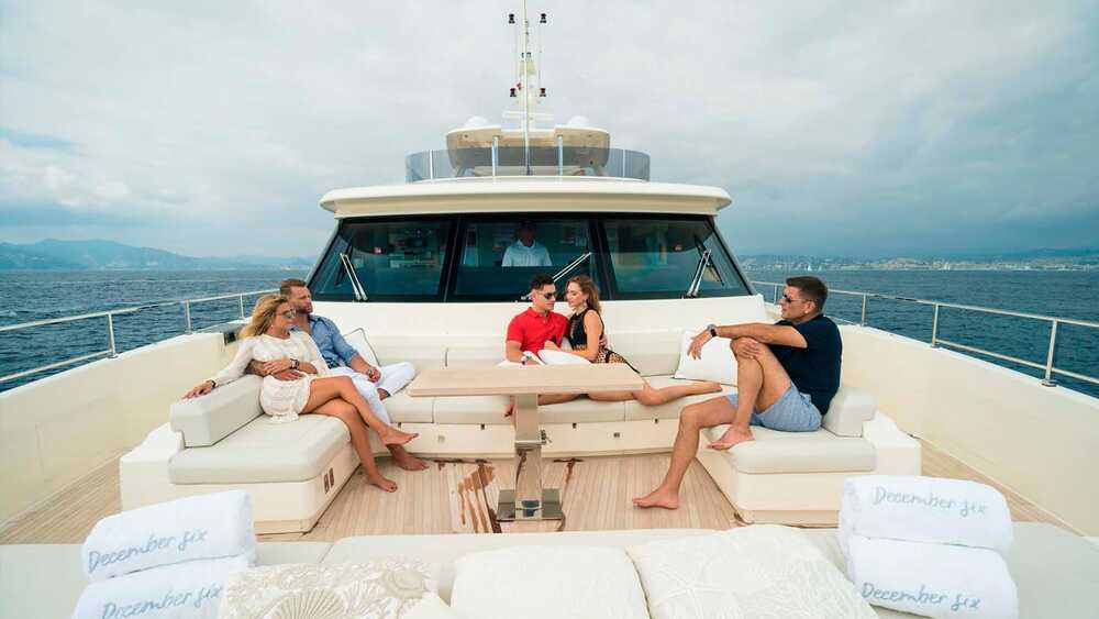 Lounge area in the bow 