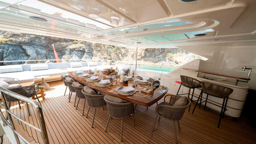 Upper deck dining