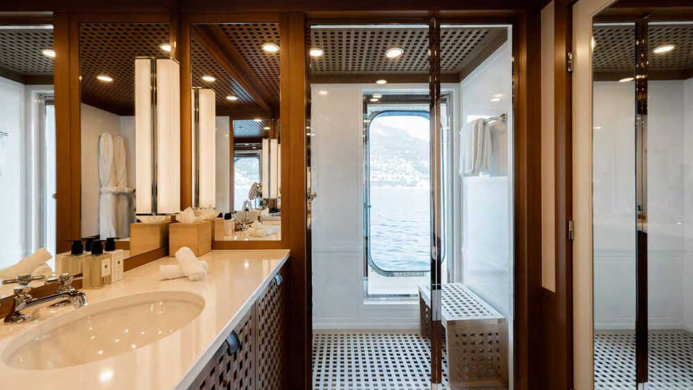Main Deck - Double Starboard Cabin 2 Bathroom