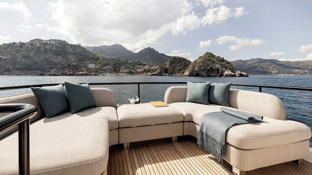 Lounge area on aft flybridge