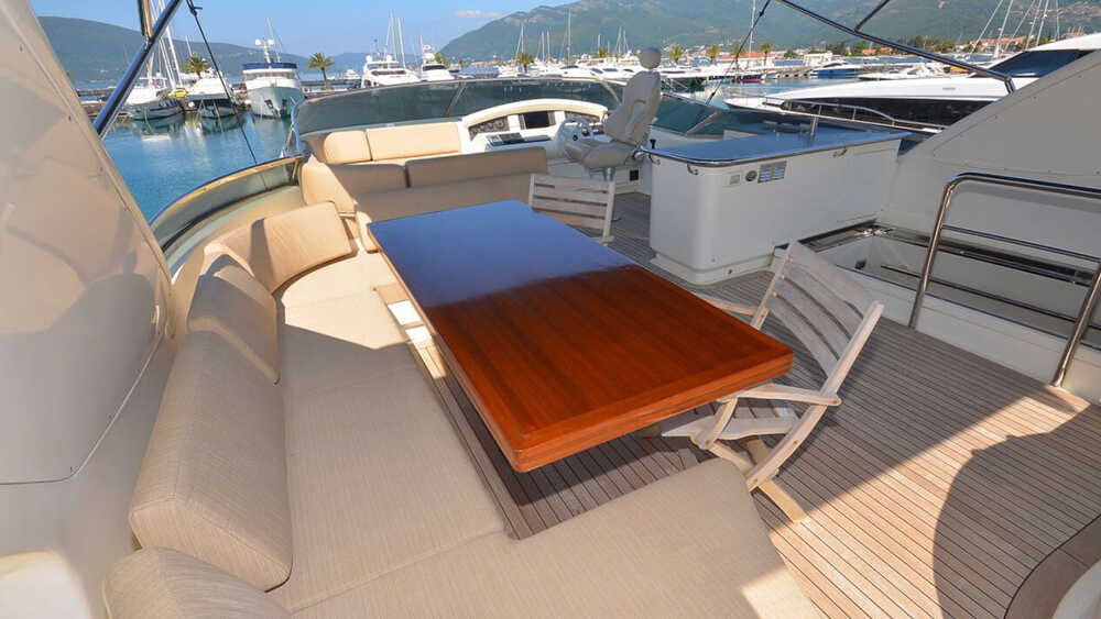 Dining area on flybridge