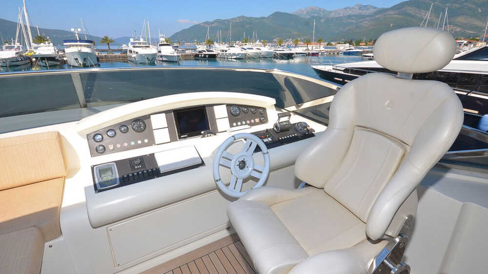Helm station on flybridge