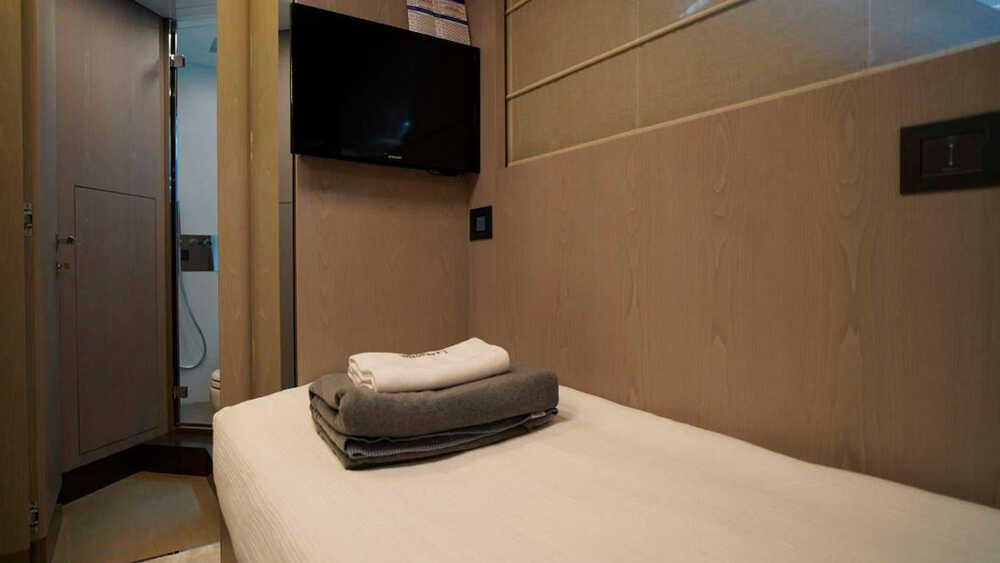 Cabin with a single bed