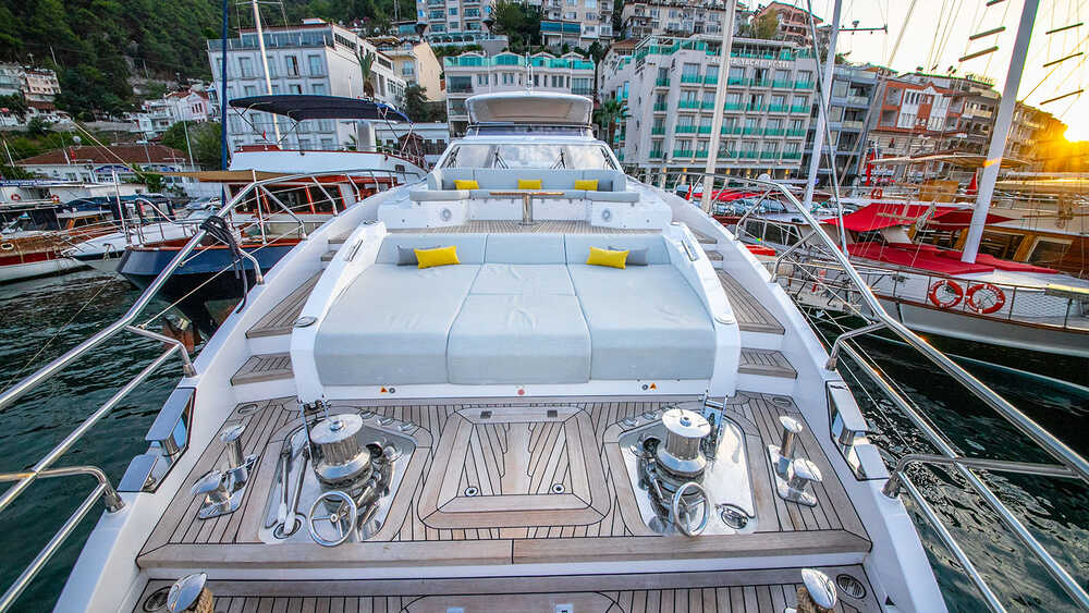 Lounge area and sunbathing area on bow