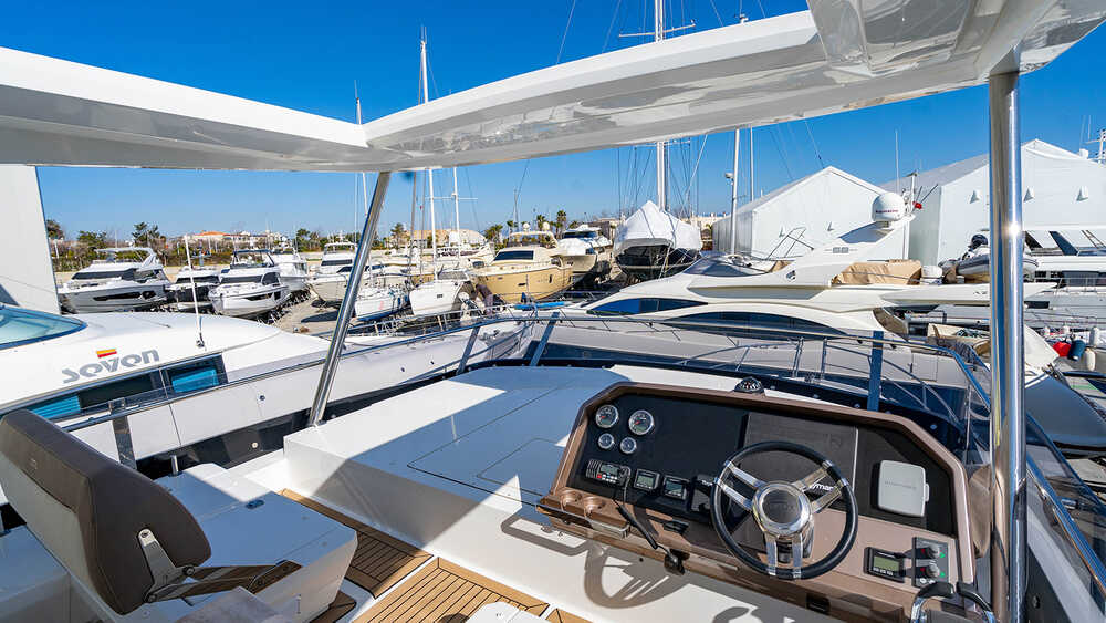 Helm station on flybridge