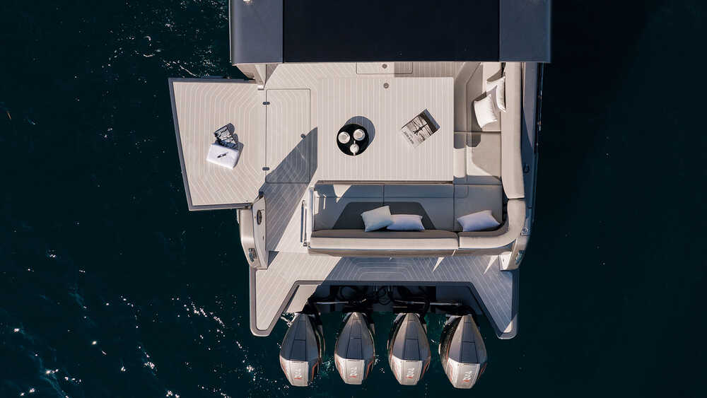 Port side platform with electric control