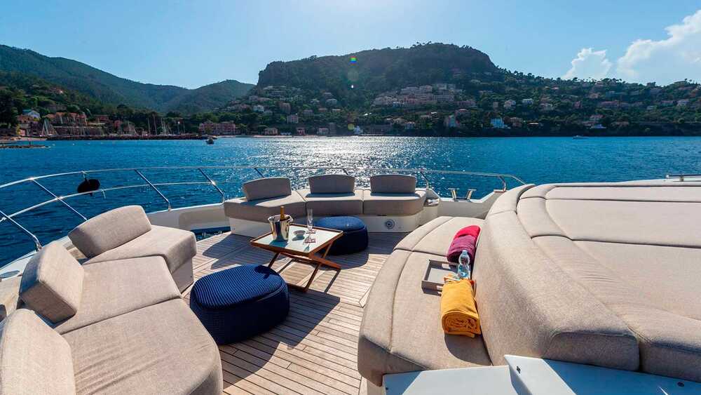 Front deck lounge area