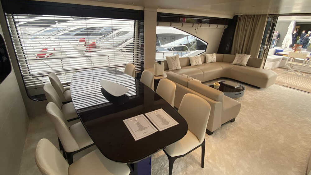 Salon. Dining area