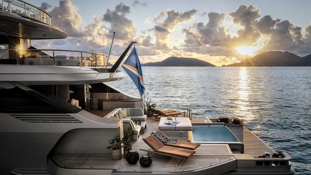 Beach club at aft