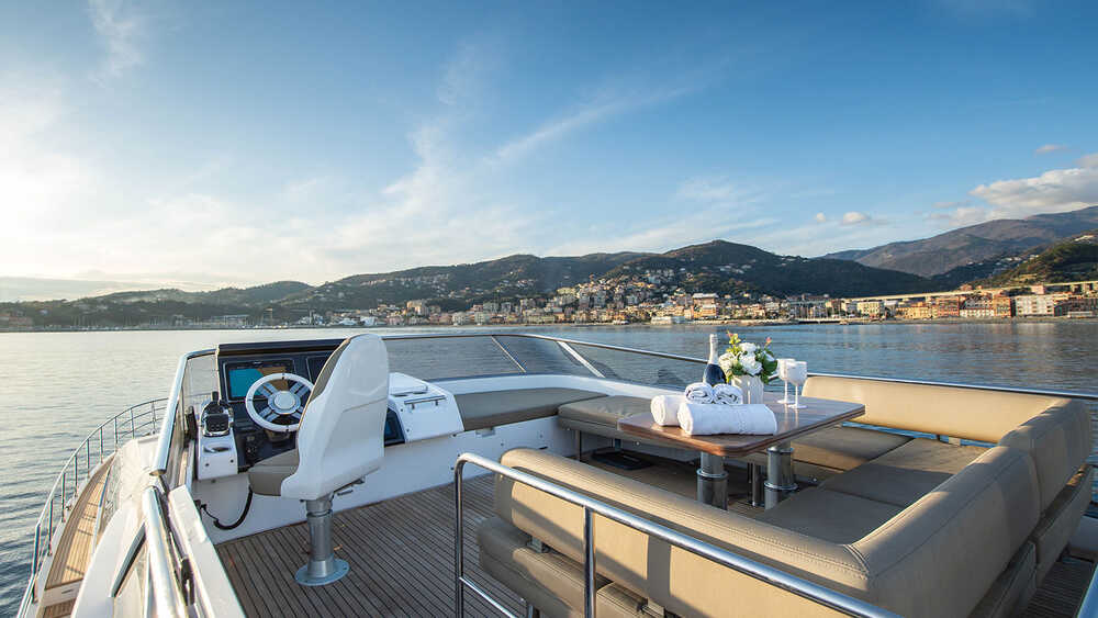 Helm station on flybridge