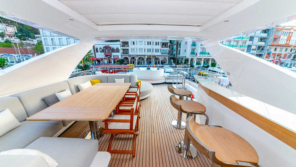 Dining area and bar on flybridge
