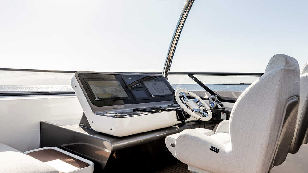 Helm station on flybridge