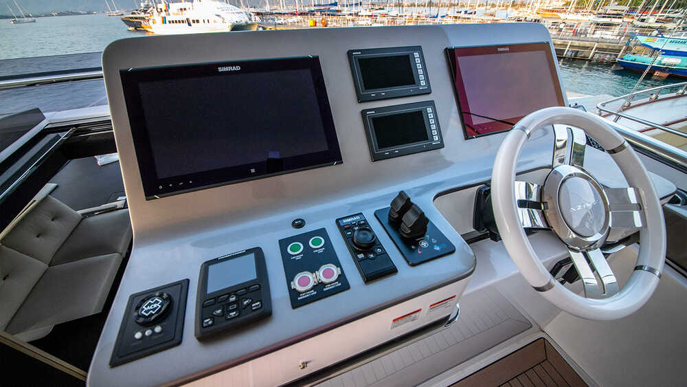 Helm station on flybridge