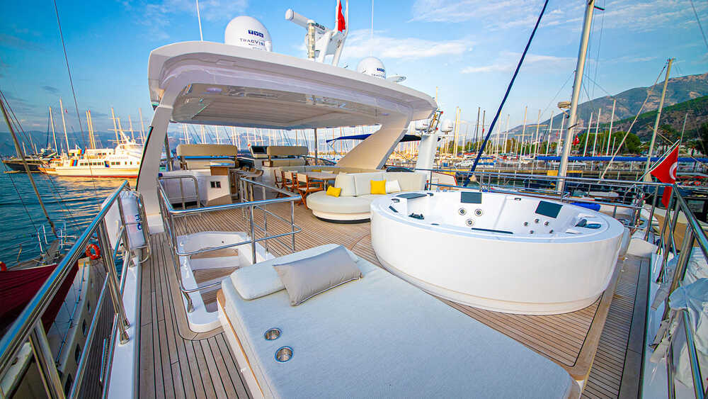 Jacuzzi and sunbathing area on aft fly