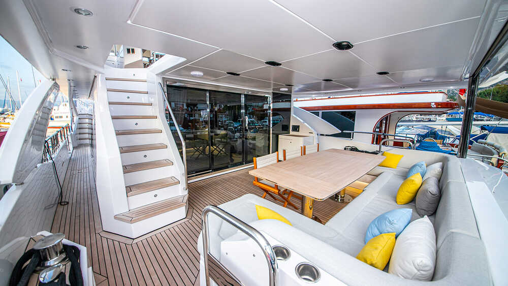 Cockpit with dining area