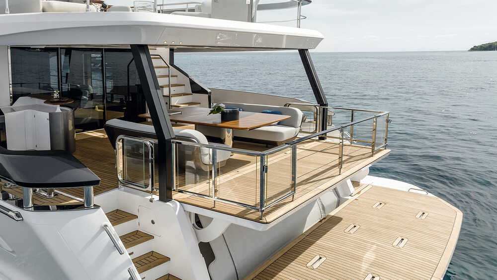 Cockpit with Deck2Deck™ terrace