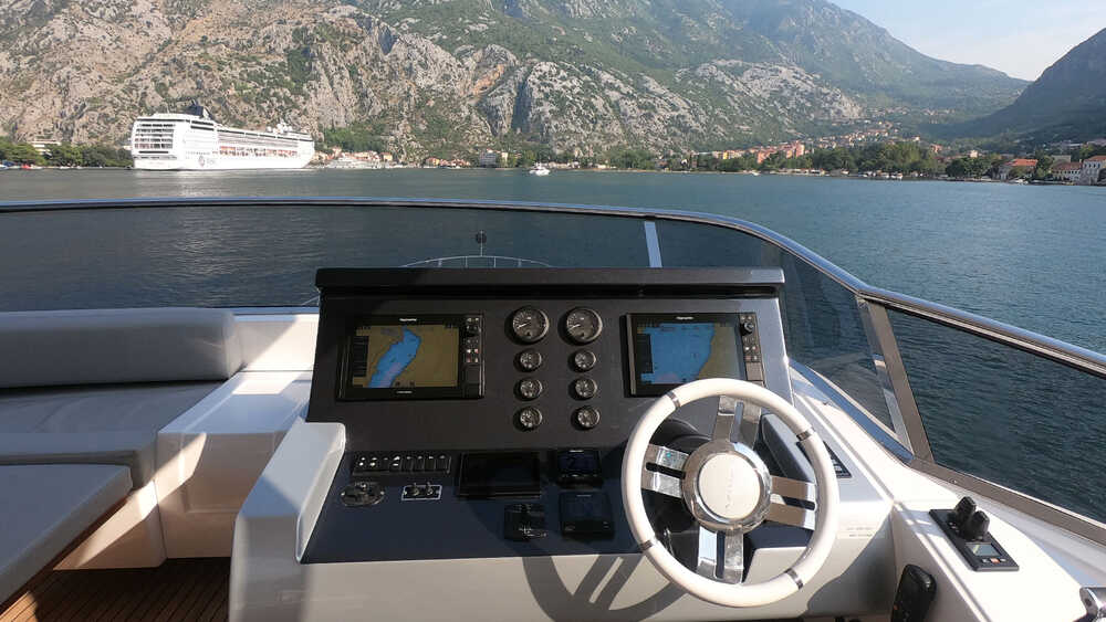 Helm station on flybridge