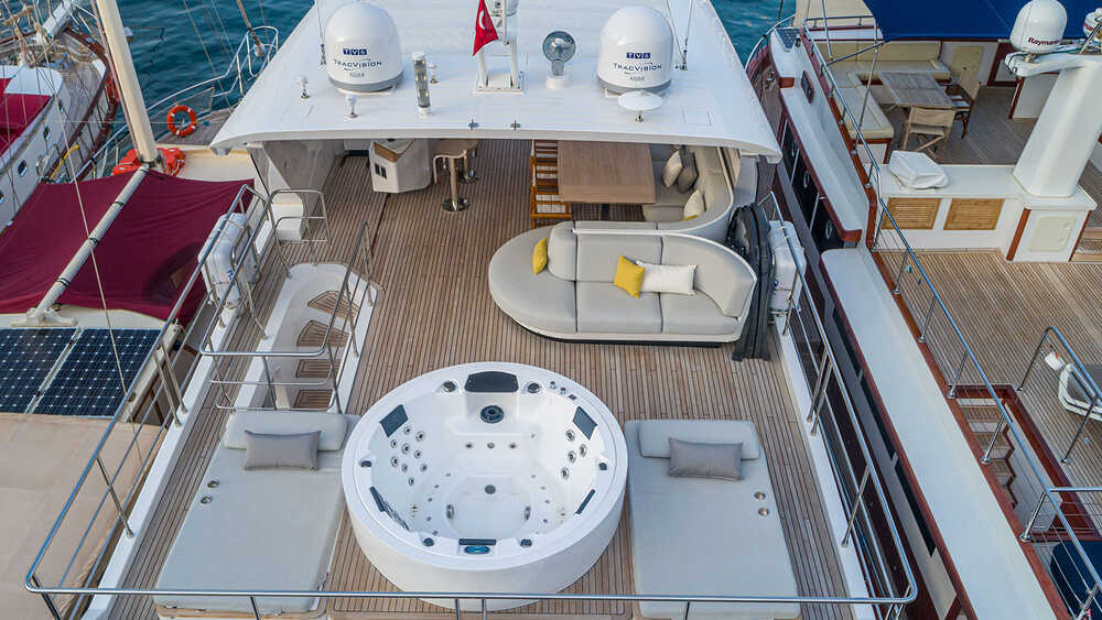 Jacuzzi and sunbathing area on aft fly