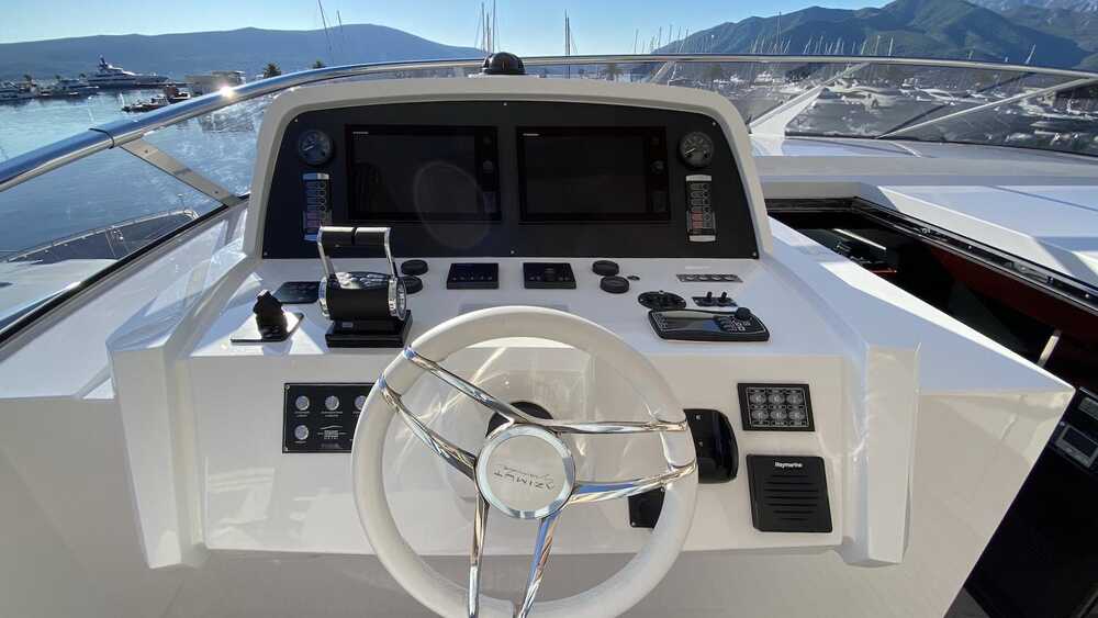 Helm station on flybridge