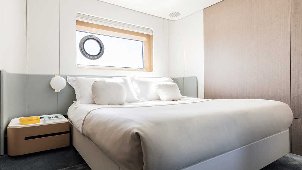 Guest cabin on port side