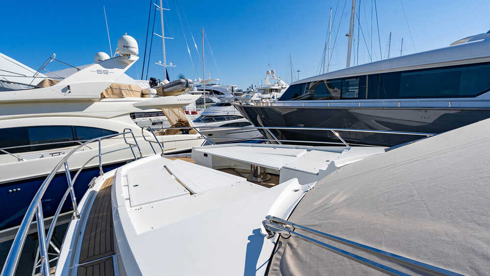 Lounge area convertible in sunbathing area on bow